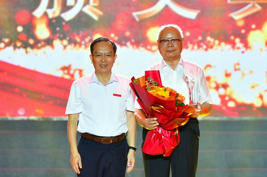 2026世界杯官网党委书记柳和生为“感动花椒人物”建校拓荒人颁奖(建校拓荒人代表王照文领奖)。