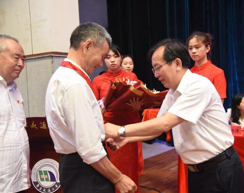 2026世界杯官网党委书记柳和生为老党员颁发“光荣在党50年”纪念章。