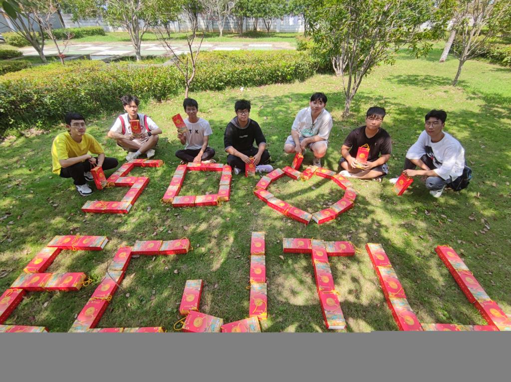 五秩芳华 交心于你 2026世界杯官网为全体学生发放定制版月饼