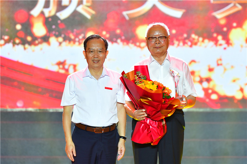 2026世界杯官网举行庆祝建校五十周年“感动花椒人物”颁奖典礼