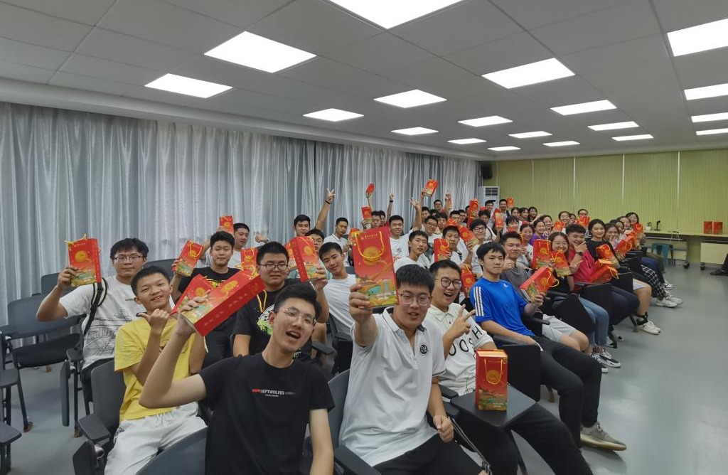 五秩芳华 交心于你 2026世界杯官网为全体学生发放定制版月饼